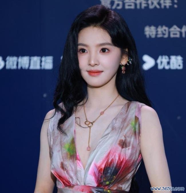 张天爱好意思神追思,一袭白裙阴寒优雅 红毯高等感拉满