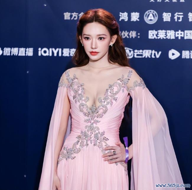 张天爱好意思神追思,一袭白裙阴寒优雅 红毯高等感拉满